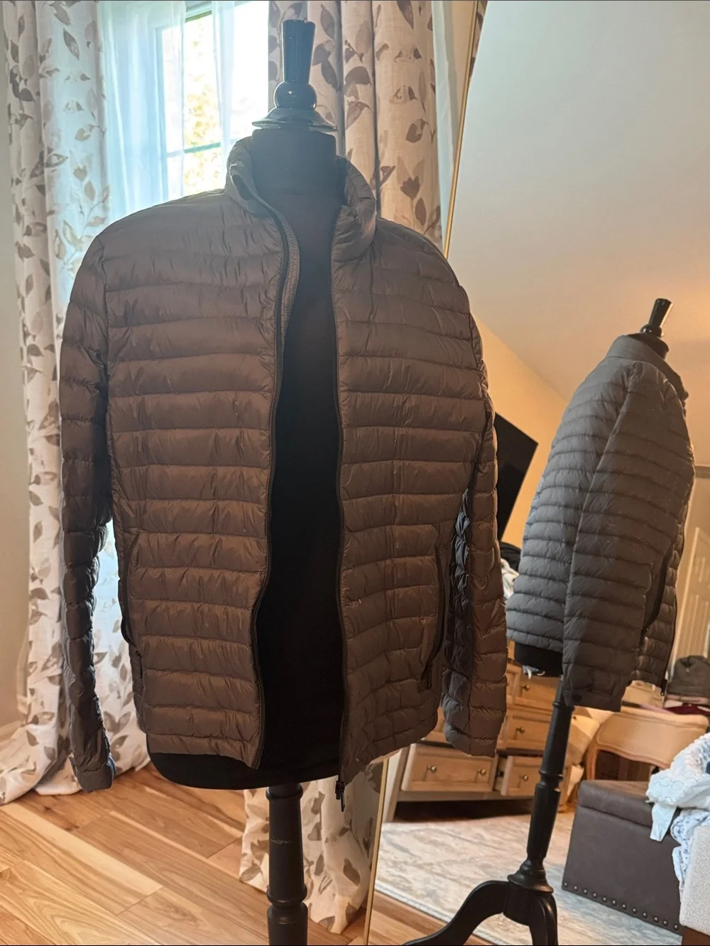 Zara Men's Quilted Puffer Jacket in Taupe Gray